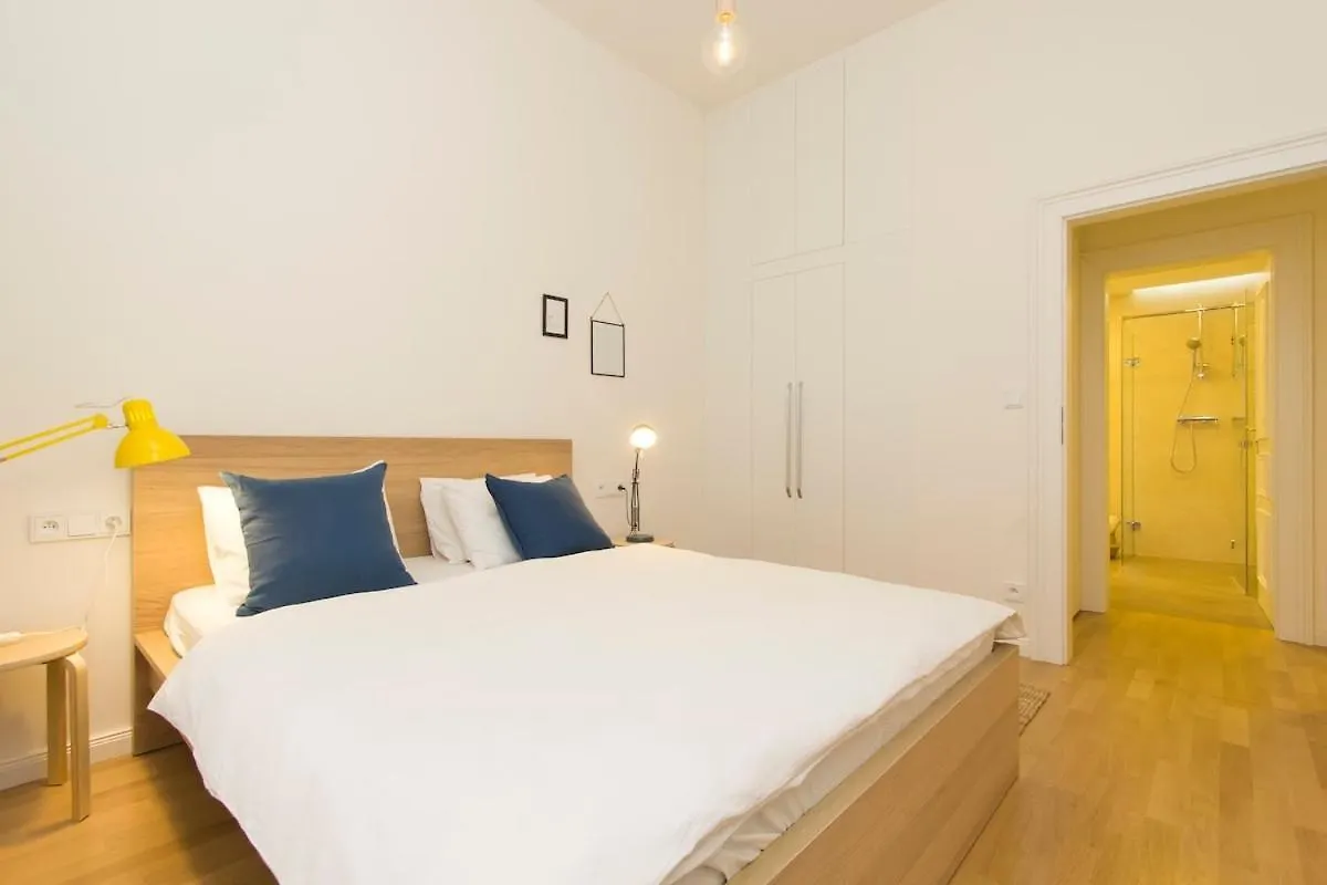 Modern Apartment With Garden Πράγα