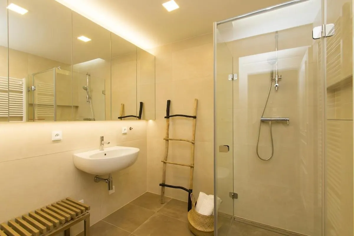 Modern Apartment With Garden Πράγα