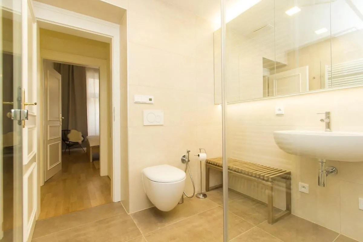 Modern Apartment With Garden Πράγα